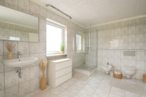 Helles Badezimmer mit modernen Akzenten - 