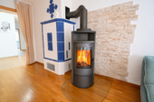 Gemütliche Wohnzimmeratmosphäre mit Kamin - 9 Zimmer Einfamilienhaus in Freisbach