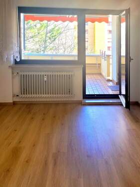 Schlafzimmer mit Balkonzugang - Etagenwohnung mit 81,10 m&sup2; in Germering zum Kaufen