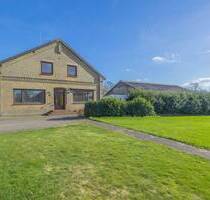 Jede Menge Platz: Resthof mit drei Wohneinheiten, Stall und ca. 1,30 ha Hauskoppel in Hohn