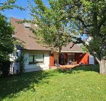 Zweifamilienhaus mit Einliegerwohnung und Gartenapartment, Erbpacht - Freiburg im Breisgau St. Georgen