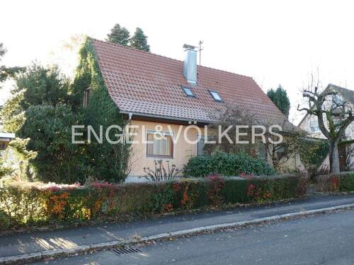 Außenansicht - Wohnen mit vielen Entfaltungsmöglichkeiten im Einfamilienhaus mit großem Garten und Garage
