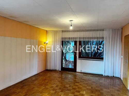 Essbereich mit Zugang zum Garten und Küche - 6 Zimmer Einfamilienhaus in Nehren