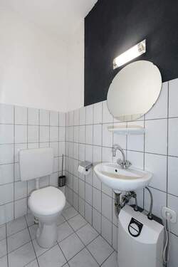 Der WC-Raum der Gewerbeeinheit - 