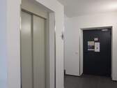 Treppenhaus mit Lift - 3 Zimmer Büro zur Miete in Berlin