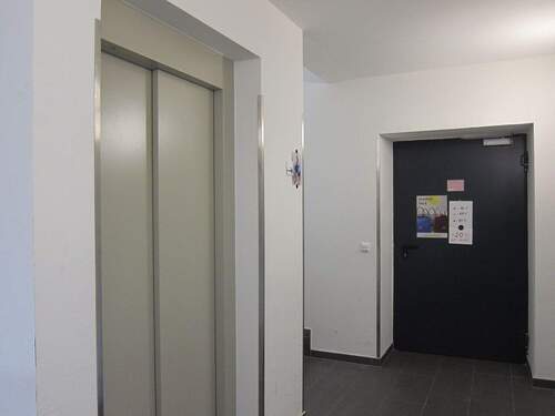 Treppenhaus mit Lift - 3 Zimmer Büro zur Miete in Berlin