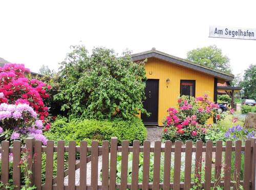 Hauseingang - ... nur wenige Schritte zum See! Attraktives Ferienhaus mit gr. Süd-Terrasse und Carport