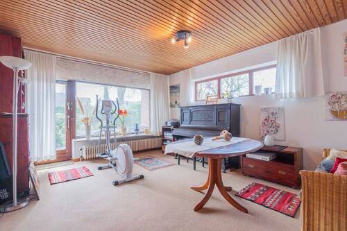 Schlafzimmer 3 EG mit Zugang in den Garten - 