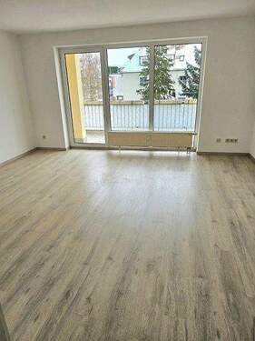 Wohnzimmer mit Balkon - 
