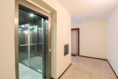 Hausflur mit Aufzug - 1 Zimmer Einfamilienhaus in Hannover