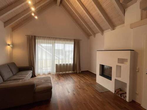 Wohnzimmer - Moderne 2,5-Zimmer-Wohnung mit Balkon und TG-Stellplatz in zentraler Lage von Weilheim zu vermieten