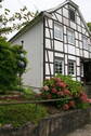 Hausansicht Vorgarten - 5 Zimmer Einfamilienhaus in Solingen