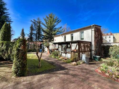 Anbau und gepflegter Hinterhof (Haus A) - 