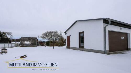 Grundstück mit Doppelgarage - 