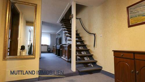 Flur mit offener Treppe ins OG - 