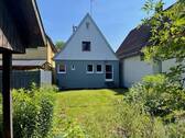 Hausrückseite mit Garten - Umfangreich renoviertmodernisiert - sofort beziehbar! Reizvolles Einfam.-Haus mit 5 Zi. u. schönem Garten in zentraler Lage!