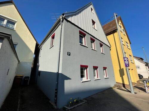 Hausvorder- u. -seitenansicht - 5 Zimmer Einfamilienhaus in Nürtingen