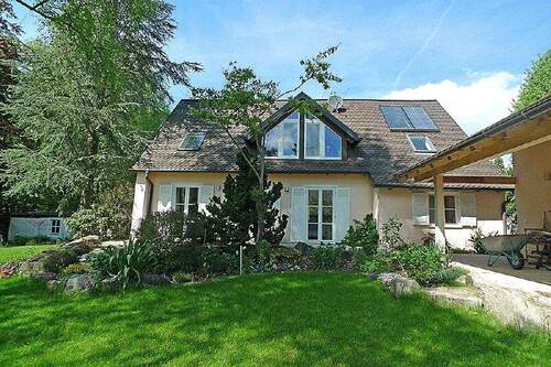 Ansicht Sommer - 5 Zimmer Mehrfamilienhaus, Wohnhaus zur Miete in Berg-Sibichhausen