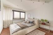 Geräumiges Schlafzimmer mit Beleuchtung und Ausblick.jpg - 