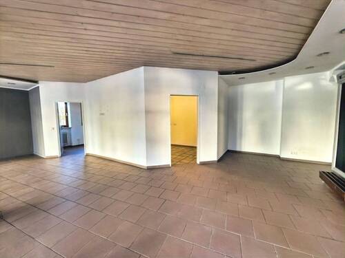 Innenraum mit Zugang Büro und Lager - 