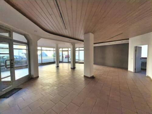 Innenraum mit Blick zur Straßenseite - 