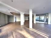 Innenraum mit Blick zum Büro - 