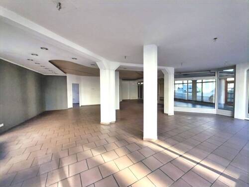 Innenraum mit Blick zum Büro - 