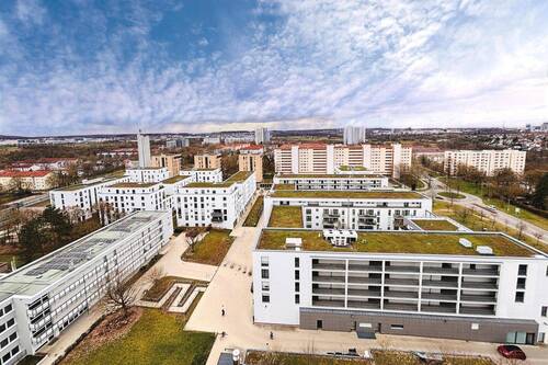 Aussicht nach Westen - Traumhafter Ausblick! Sofort freie 2-Zimmer-ETW im 15. OG mit verglastem Balkon und Außenstellplatz.