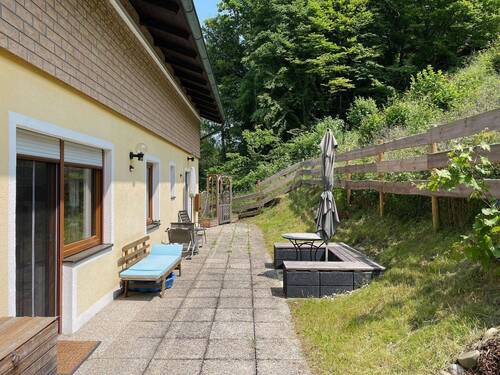 Terrasse hinterm Haus - 6 Zimmer Mehrfamilienhaus, Wohnhaus in Burghausen
