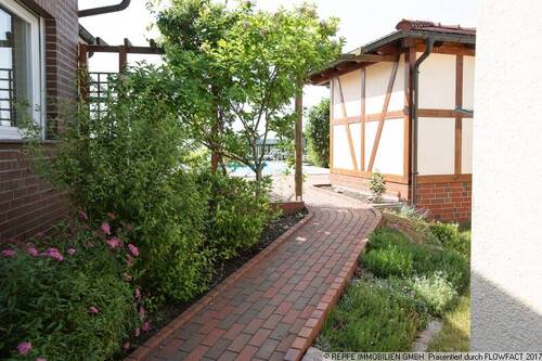 Weg zum Pool - 