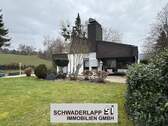 Blick auf das Wohnhaus - Großzügige Architektur in ruhiger Lage am Feldrand