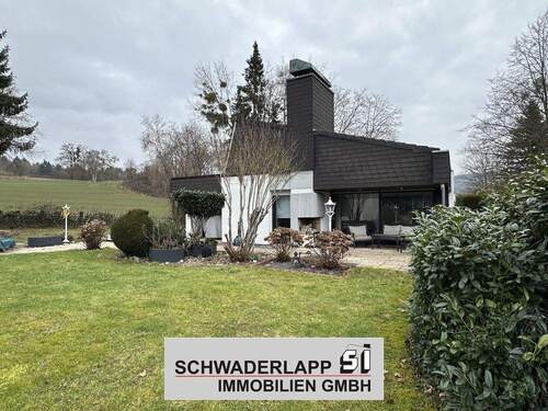 Blick auf das Wohnhaus - Großzügige Architektur in ruhiger Lage am Feldrand