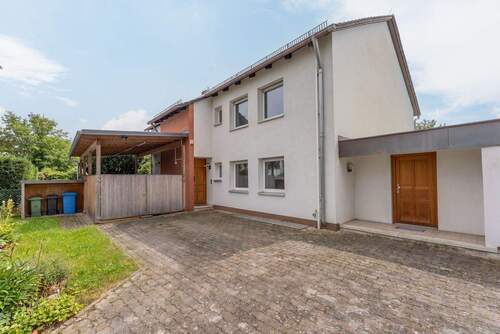 Hausansicht - Attraktive 4-Zi-Erdgeschoss-Wohnung mit Garten in Fürth (Unterfürberg)