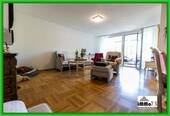 Wohnzimmer - mehr als nur eine Wohnung: 3,5 Zimmer, zwei Balkone und ein Ausblick zum Verlieben