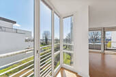 Viel Tageslicht durch bodentiefe Fenster - 