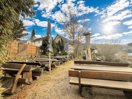 Gemütliches Speisen im Freien - 