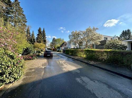 Strassenimpression im Frühling KI - 