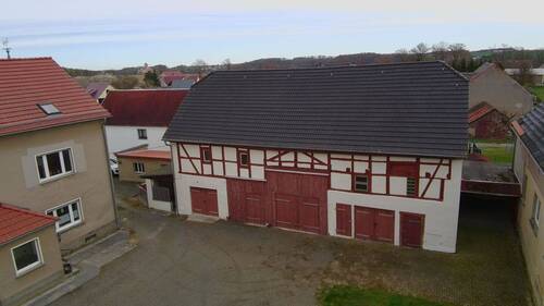 Hausansicht und Grundstück - 