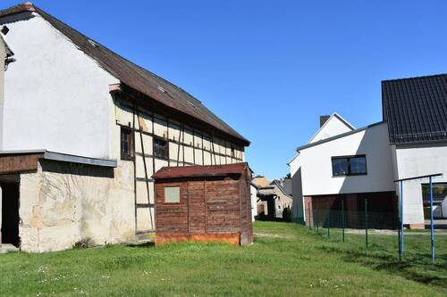 Hausansicht und Grundstück - 