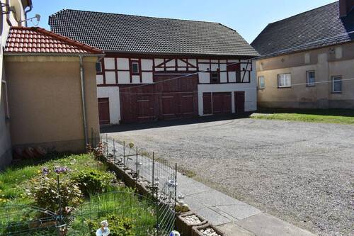 Hausansicht und Grundstück - 