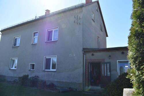 Hausansicht und Grundstück - 