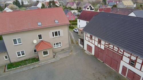 Hausansicht und Grundstück - 