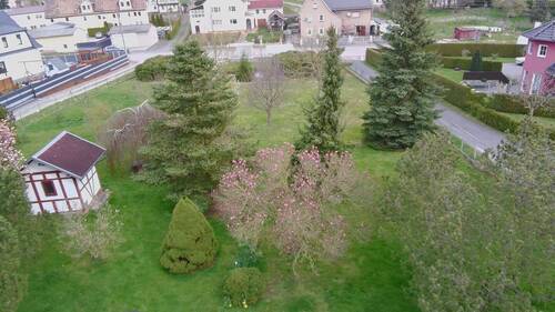 Hausansicht und Grundstück - 