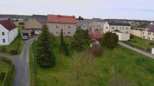 Hausansicht und Grundstück - 