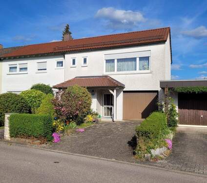 Garagenansicht - Doppelhaus mit Anbau und großem Garten zentral in Crailsheim zu verkaufen geeignet für 2 Familien