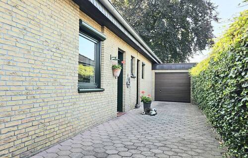 Auffahrt mit Garage - 