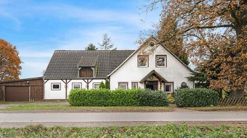 Hausansicht - *Provisionsfrei* Zu Kaufen: Großer Garten mit Haus.