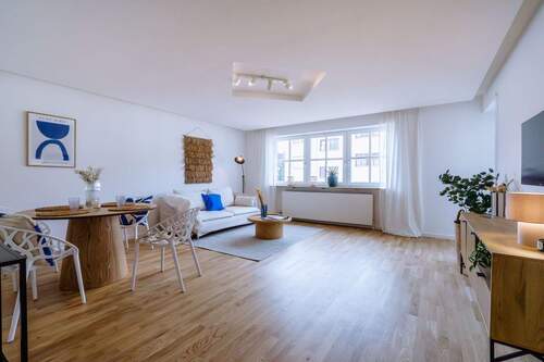 Wohnzimmer - Modernisierte 3-Zimmer-Wohnung mit Balkon und TG-Stellplatz in Pfaffenhofen!