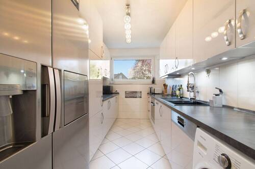 Nuewertige Einbauküche mit Side by side Kühlschrank.jpg - Terrassenwohnung mit 106,00 m&sup2; in Hamburg zum Kaufen