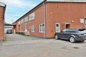 Seiteneingang mit Zufahrt - 